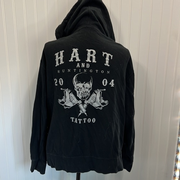 EUC! Black Skull and Tattoo Guns Hart and Huntington Hoodie! Size large! - Picture 6 of 8